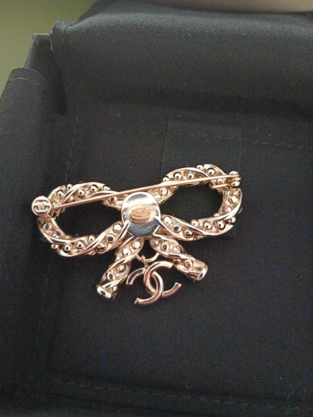 CHANEL Gold-Tone Bow Brooch with Pink Crystal and Pearls - NWOT - with box - Picture 5 of 7